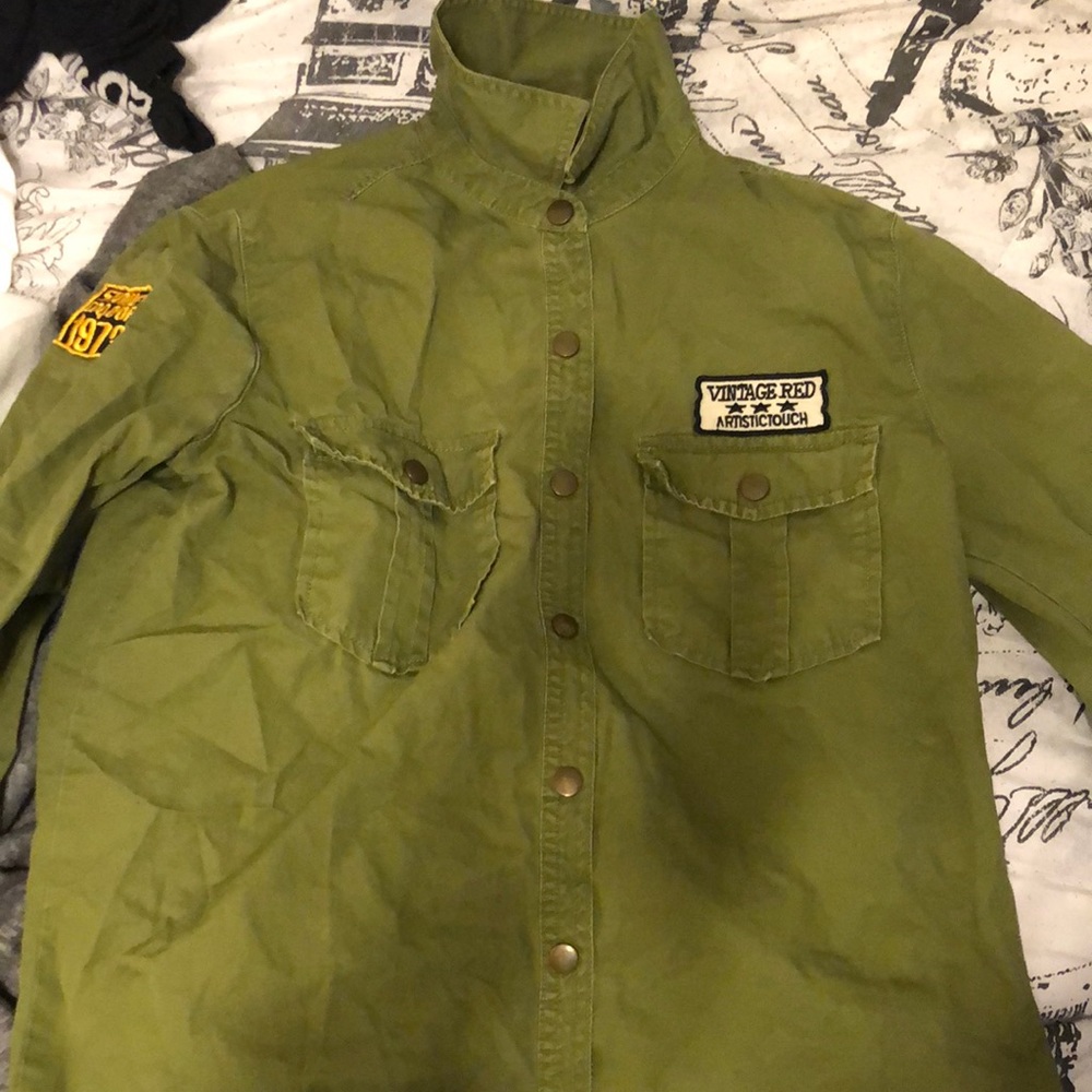 Long sleeve Army-like graphic shirt